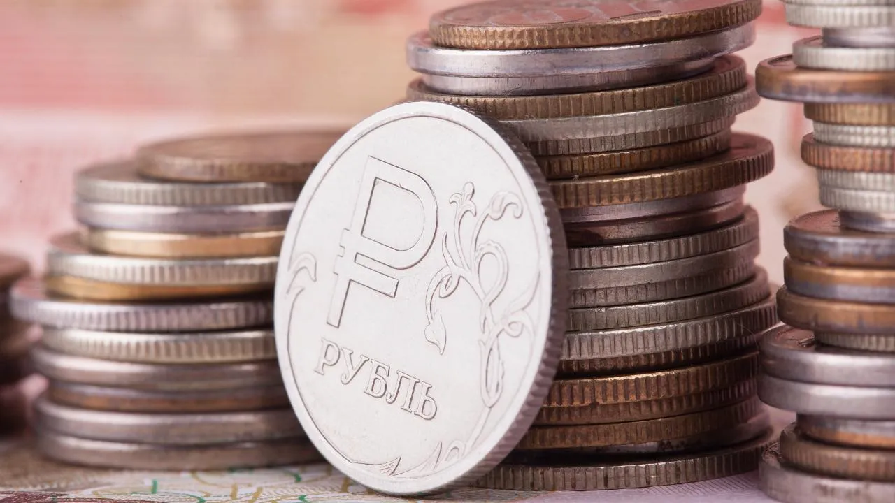 Еще не время: экономисты советуют не снимать деньги со вкладов на фоне снижения ключевой ставки до 15,5%