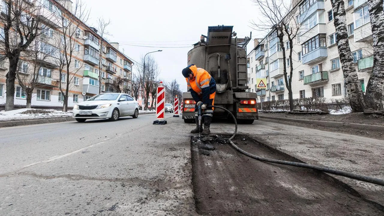 Рабочие устранили ямы на дорогах в пяти округах Подмосковья