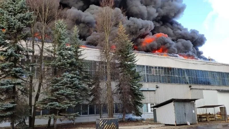 Кровля алюминиевого завода горит на 48 тыс квадратов в Дмитрове