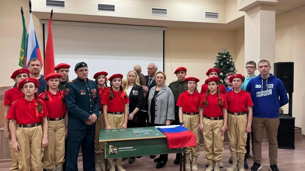 В пушкинской школе №8 в честь памяти о выпускнике открыли «Парту Героя»