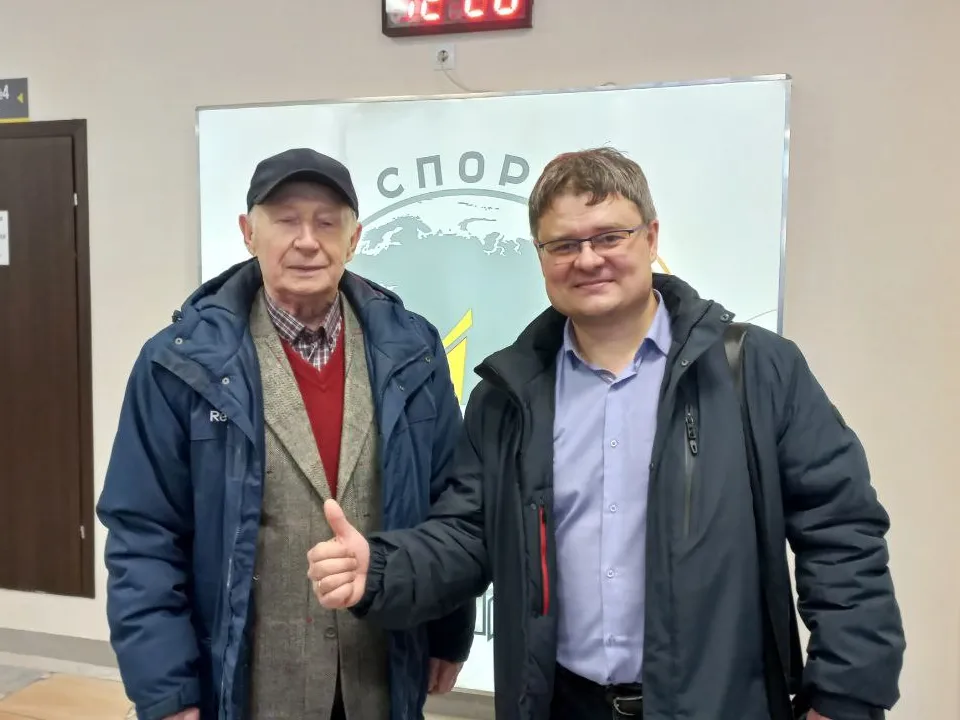 Юрий Парамошкин с болельщиком «Кристалла». Фото: REGIONS/Олег Книжник