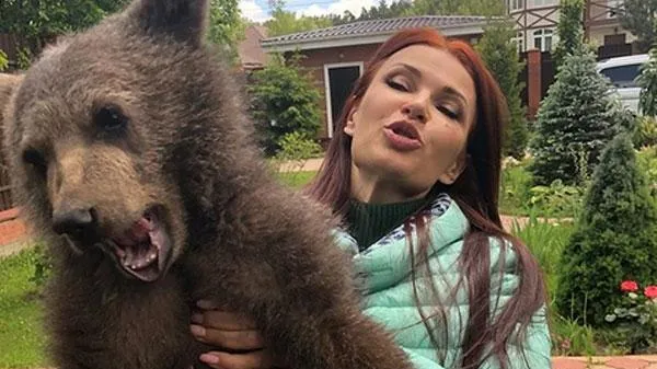 Эвелина Бледанс подарила химкинскому цирку медвежонка, которого нашла на трассе