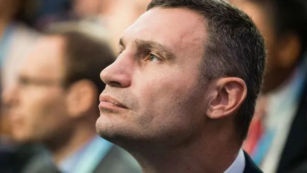 Виталий Кличко ехал на велосипеде на работу и упал