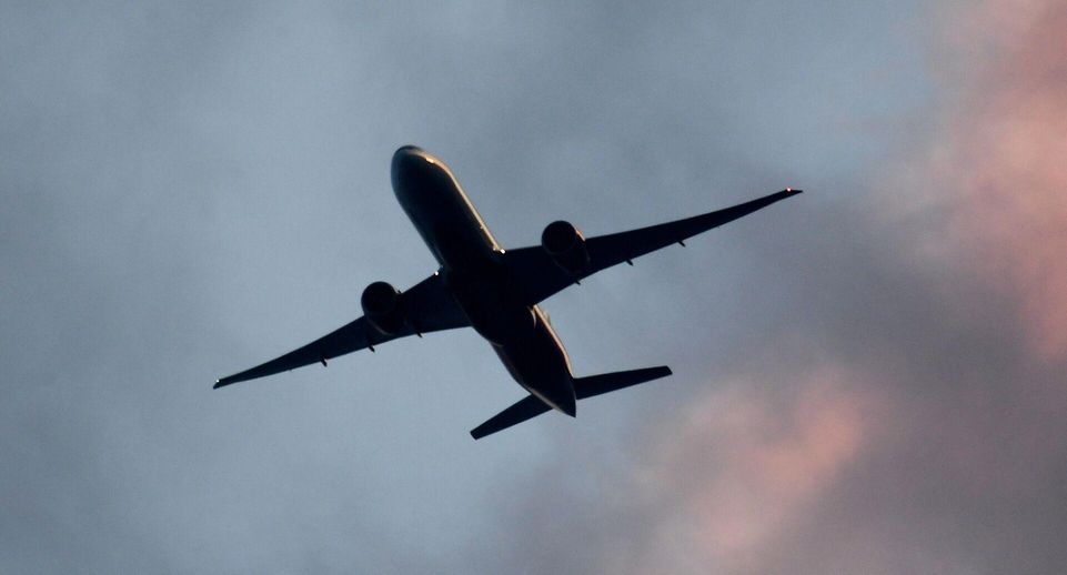 Летевший из Сочи в Петербург самолет подал сигнал бедствия