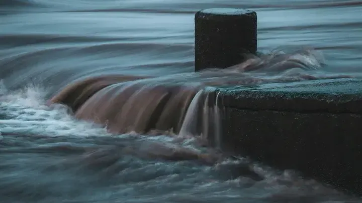 Водолазы МЧС обследуют в ледяной воде части затопленной в Карском море радиационной подлодки К-27