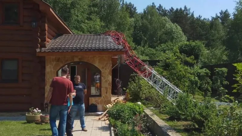 Вышка сотовой связи рухнула на жилой дом в Химках