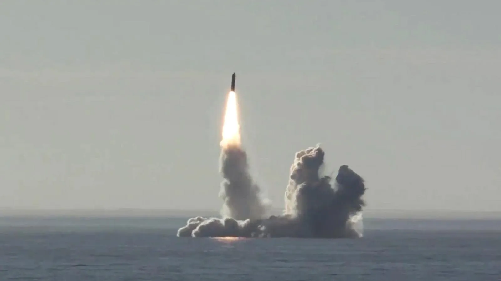 Запуск ракеты «Булава» со стратегической атомной подлодки «Юрий Долгорукий», 22 мая 2018 года. Фото: Russian Defence Ministry