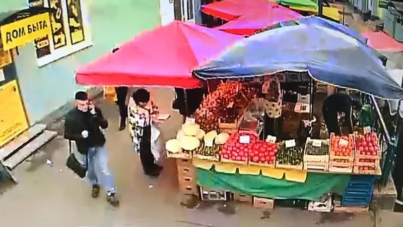 Фальшивой купюрой за яблоки расплатился с пенсионерами неизвестный в Мытищах 