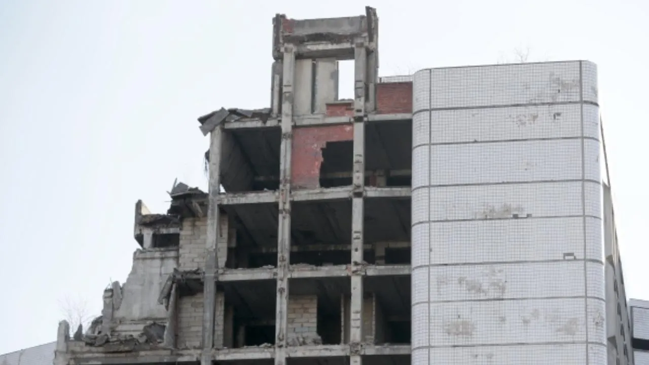 Подросток из Приморья попал в больницу после падения с пятого этажа