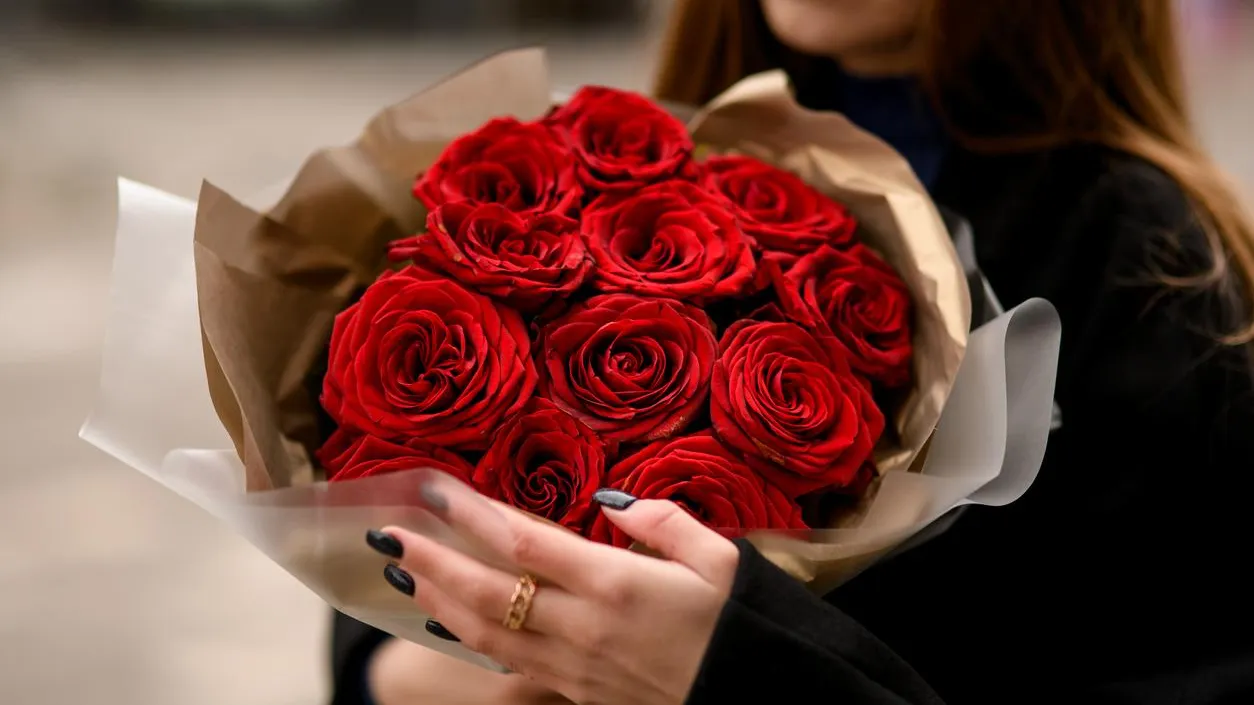 «Не спешите разворачивать букет!». Эксперты рассказали, как выбрать качественные цветы на 8 Марта