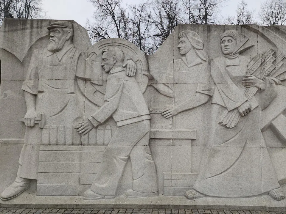 В 2010 году архитектурно-скульптурный ансамбль на площади Славы дополнили памятником, посвященным труженикам тыла. Фото: Мария Андрюхина
