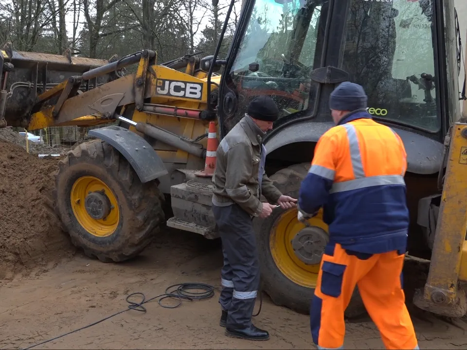 Рабочие засыпают траншею. по Фото: REGIONS/Елена Аботурова