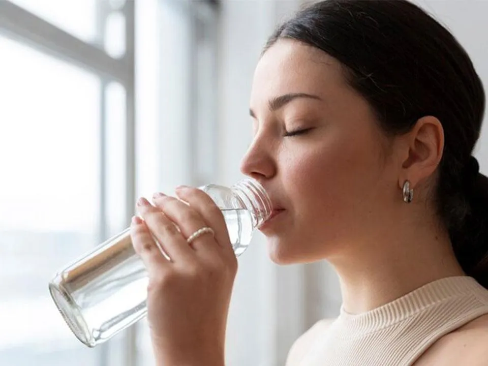 «Самый опасный период»: почему осенью нужно пить столько же воды, как и летом