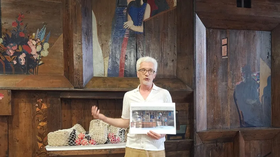 Фрагмент панно художника Ивана Лубенникова на вокзале в Звенигороде. Фото: Хавива Фонина