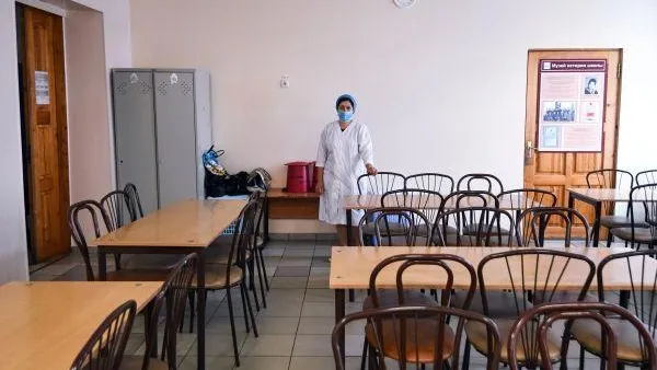 В Кузбассе дети одной из школ остались голодными из-за невыхода поваров на работу