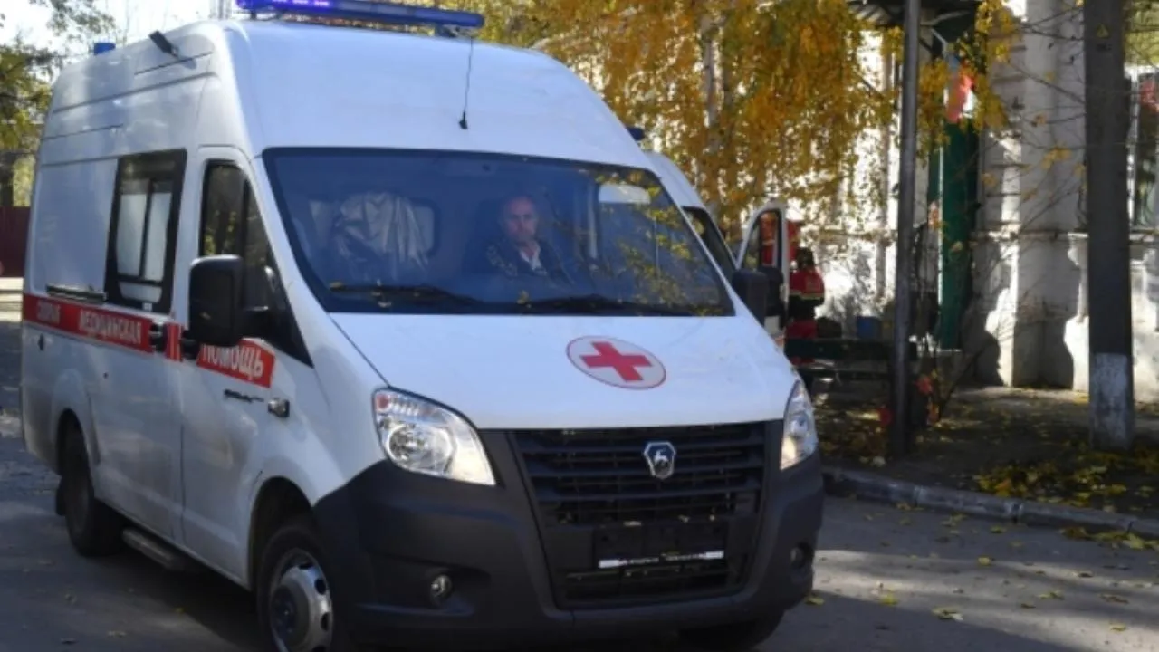 Две женщины в Приморье попали в больницу после того, как машина сбила автобусную остановку