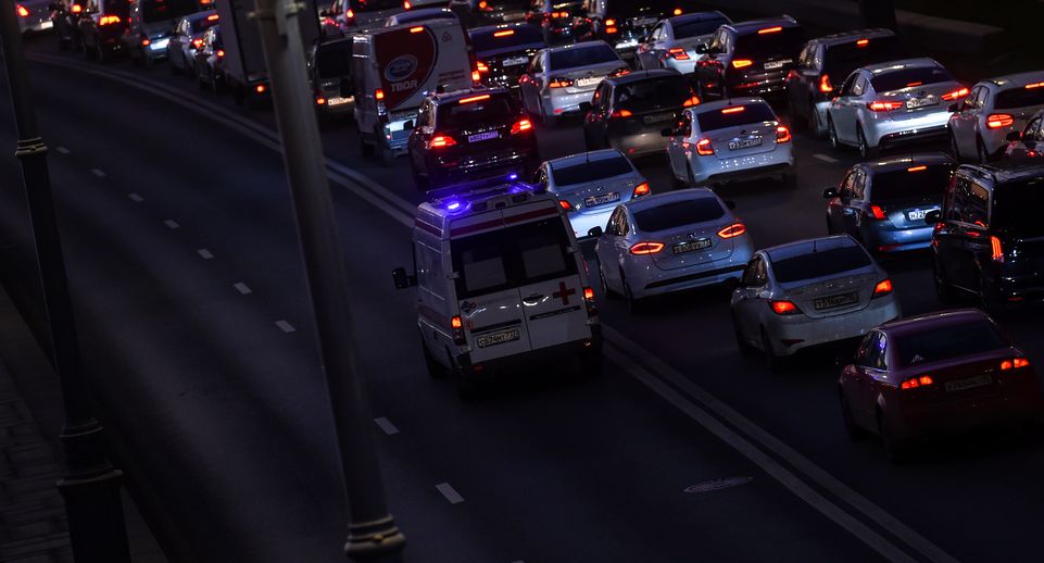 Пробки на дорогах Подмосковья оценили в 5 баллов вечером 10 сентября