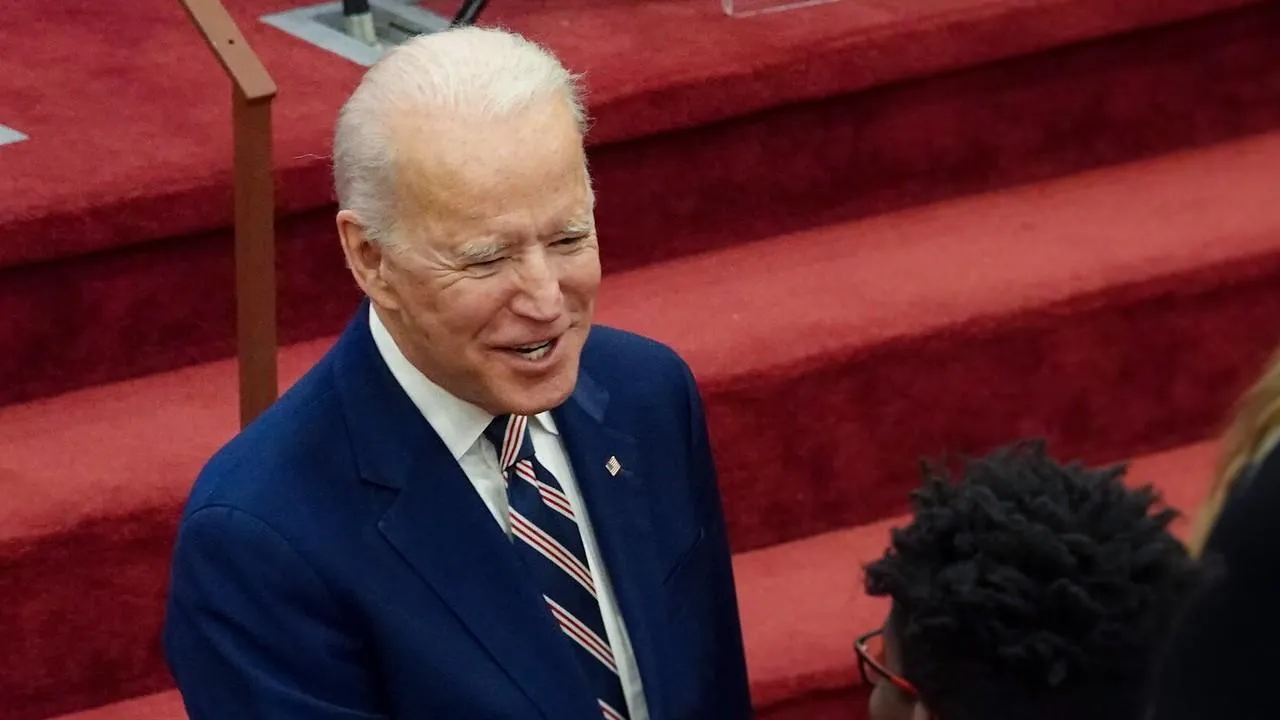 CNN: команда Харрис хочет, чтобы Байден как можно дольше оставался за рубежом