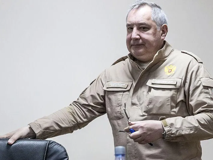 «Знаменитостям пора запретить прогулки в зоне СВО»: эксперт о ранении Рогозина в Донецке
