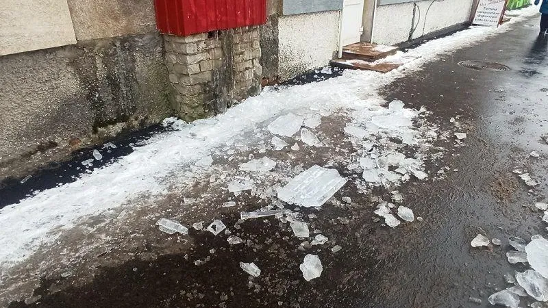 Огромная сосулька чуть не убила прохожего в Пскове
