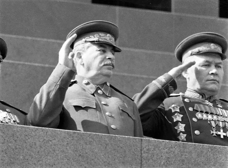 Иосиф Сталин и маршал авиации Константин Вершинин на трибуне мавзолея во время первого празднования дня танкиста, 8 сентября 1946 года.