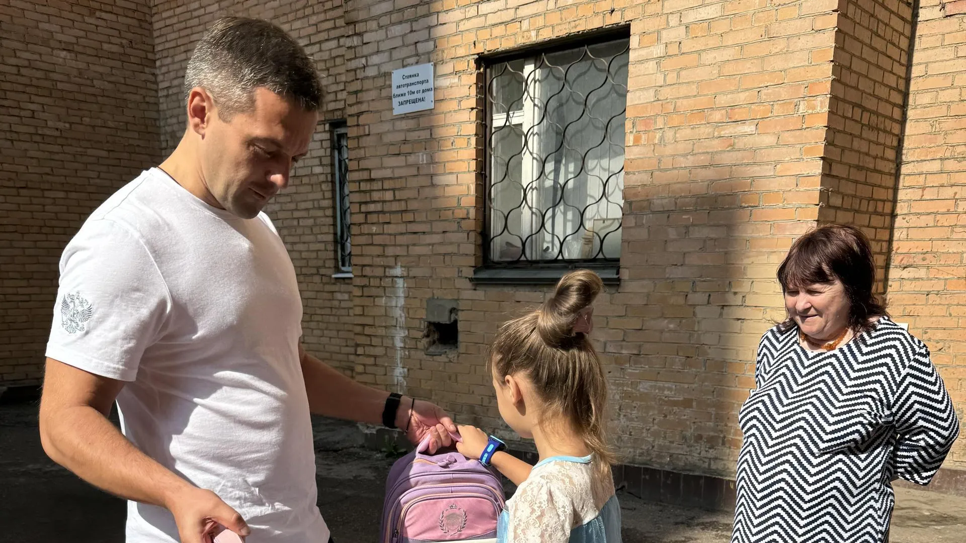 Будущим первоклассникам из малообеспеченных семей в Дубне вручили школьные рюкзаки