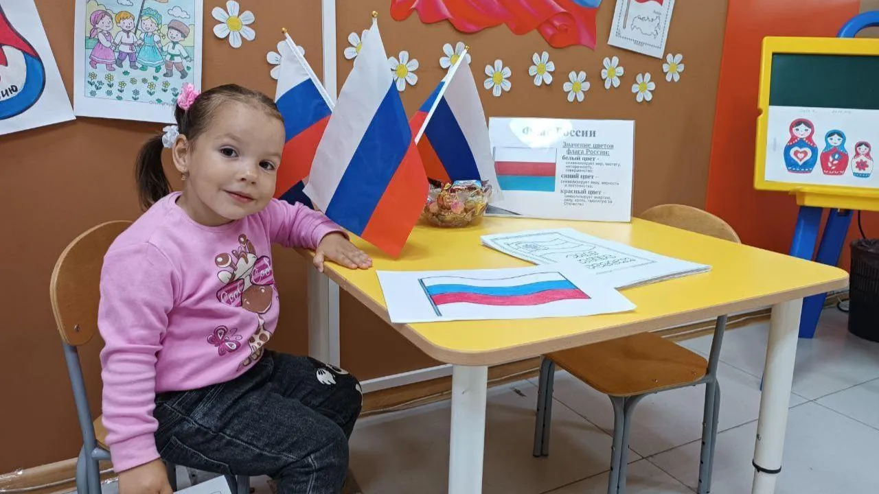 В МФЦ Подмосковья в День Государственного флага России провели мастер-классы для детей