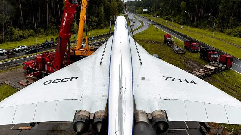 Памятник Ту-144 установили на постамент в Жуковском
