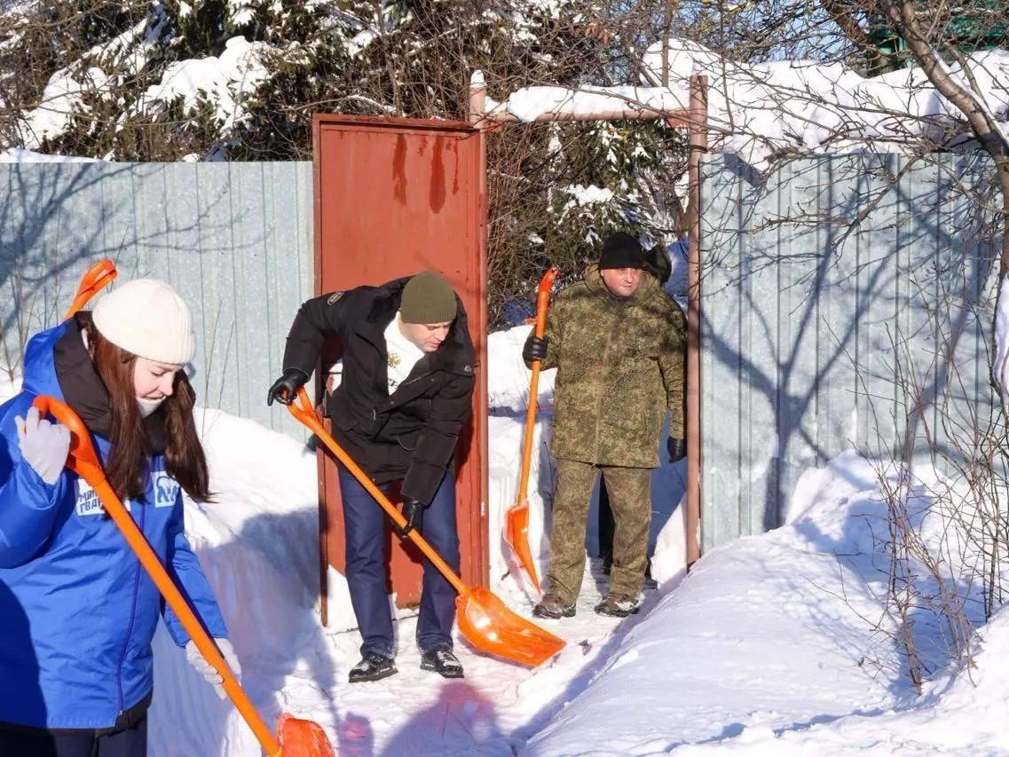 В Подольске представители власти и волонтеры расчистили от снега двор ветерана СВО