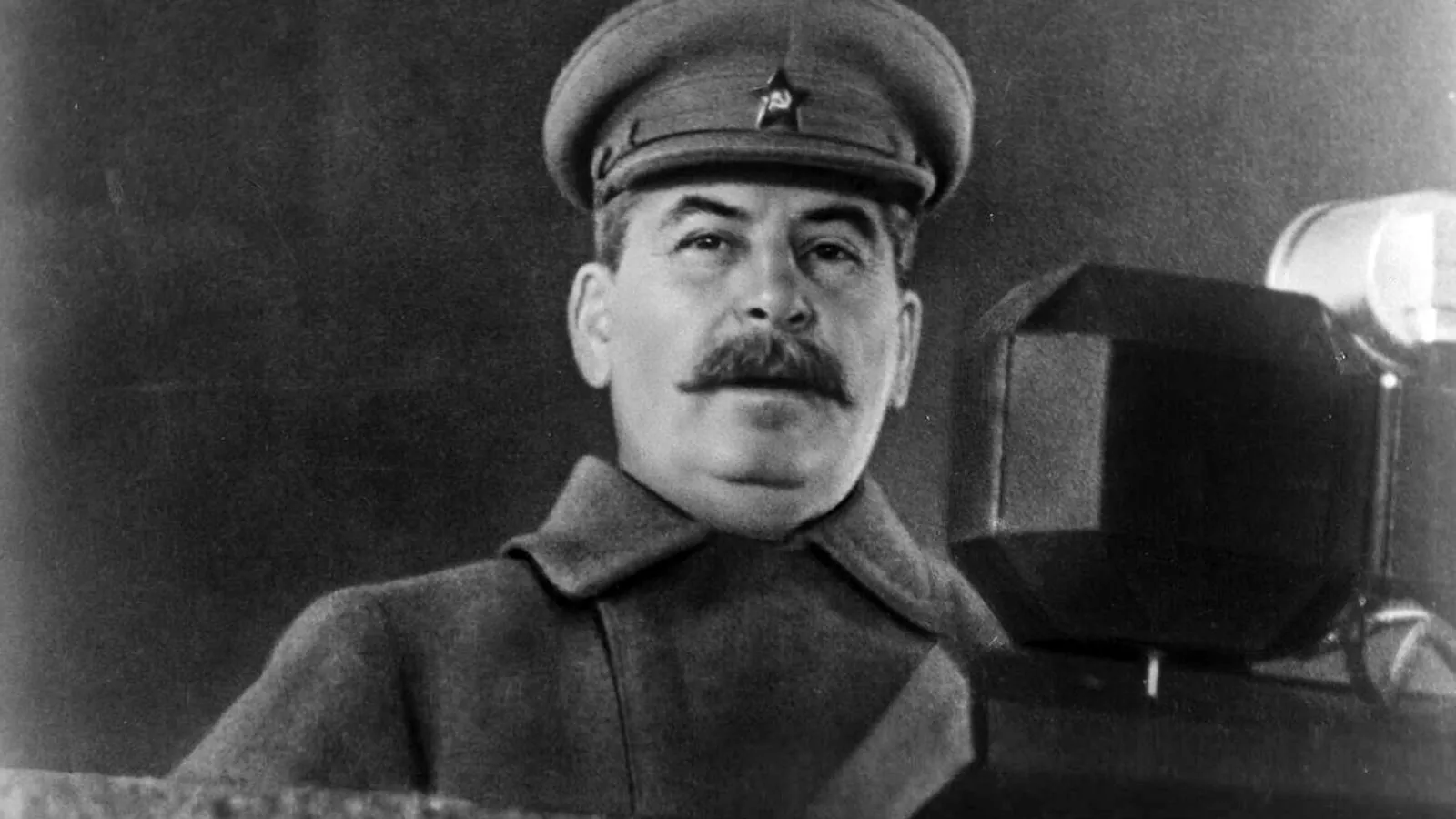 Иосиф Сталин выступает с речью на военном параде на Красной площади 7 ноября 1941 года. Я.Юровский