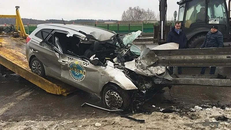 Такси влетело в отбойник под Одинцовом: пассажирка погибла
