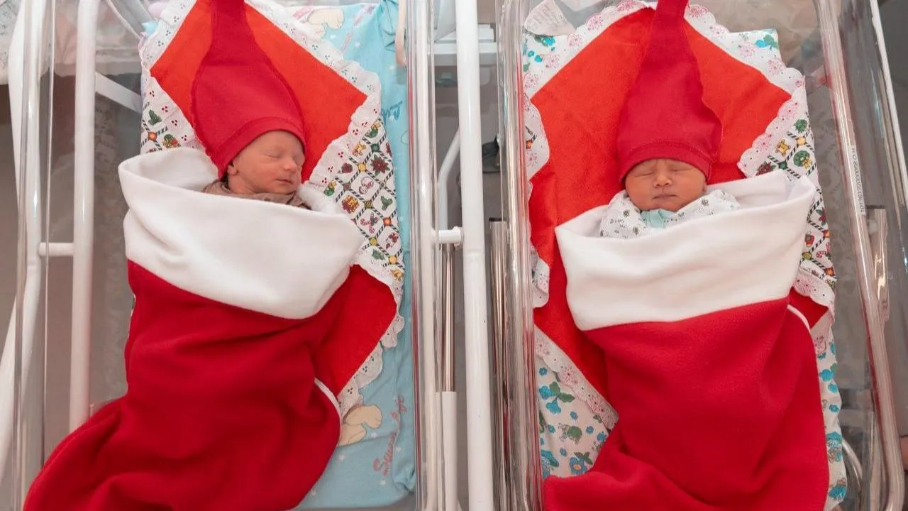 В перинатальных центрах Подмосковья новорожденных начали выписывать в костюмах «декабрят»