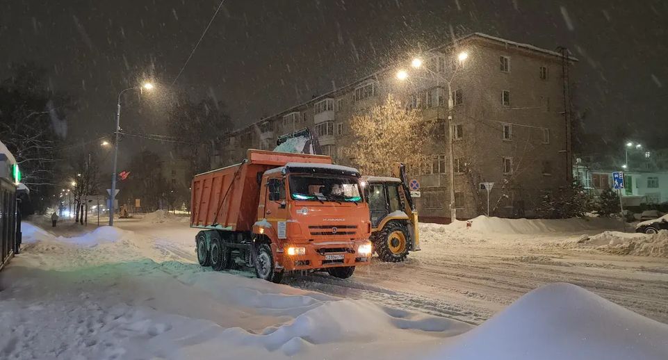 Пять единиц техники расчищали дороги Щелкова в ночь на 20 февраля