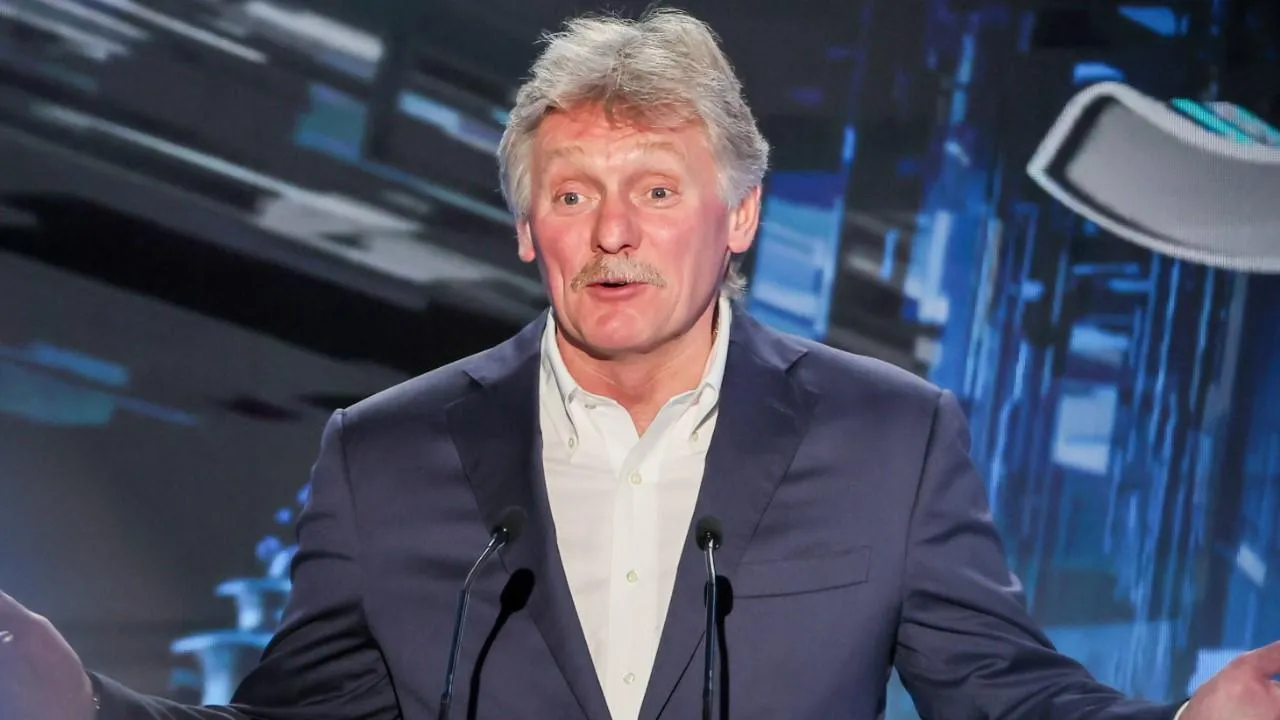 Песков рассказал о реакции России на вмешательство США во внутренние дела