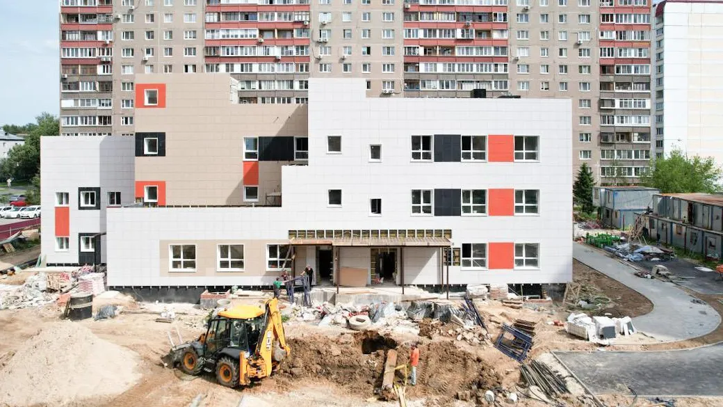 Готовность сада-долгостроя в подмосковной Лобне составляет уже шестьдесят процентов