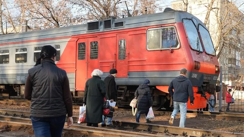 В Королеве из-за демонтажа перехода на ж\д станции жители переходят пути по шпалам