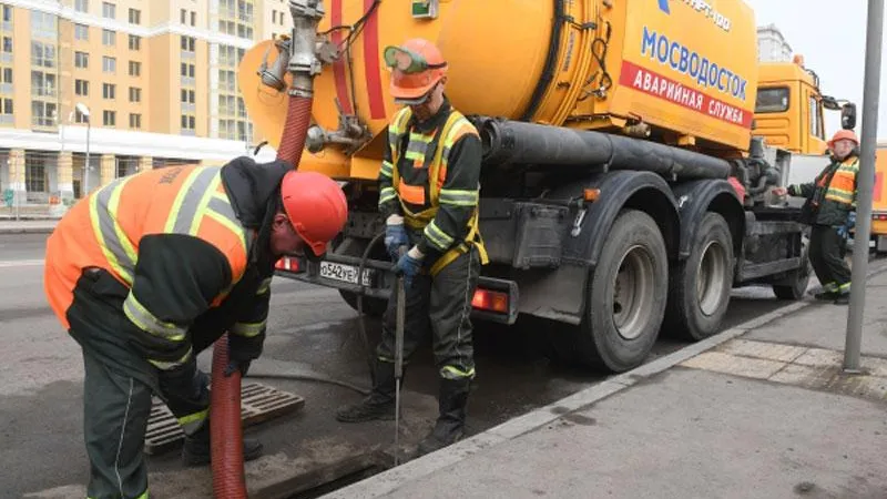 Более 380 бригад ГУП «Мосводосток» работают круглосуточно