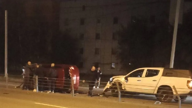 Автомобиль перевернулся в результате аварии на шоссе в Раменском
