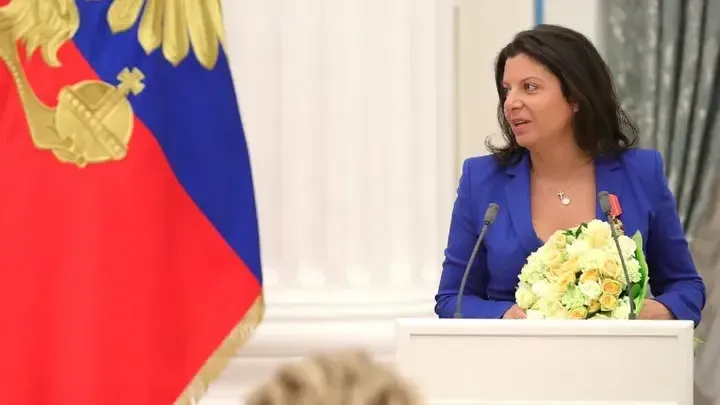 Симоньян в Индии купила Путину «ту самую» вазу с надписью про Россию и Украину