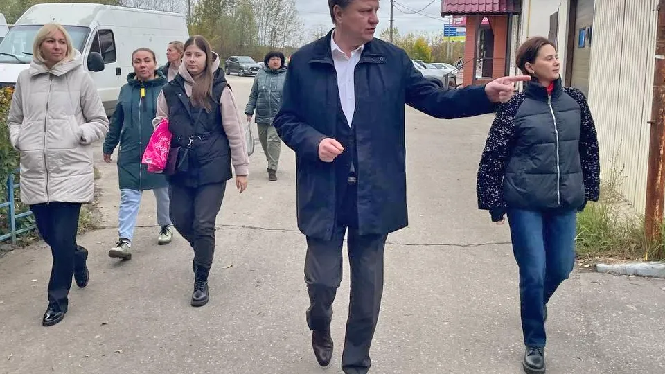 Замглавы Лосино-Петровский Александр Столбов (в центре) на встрече с жителями поселка Аничково Фото: t.me/ASt0lb0v