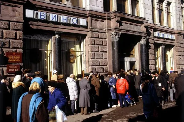 Очередь в винный магазин в период продовольственного кризиса начала 90-х годов
