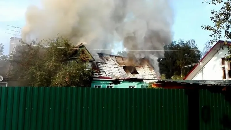 В Балашихе загорелся чердак частного дома
