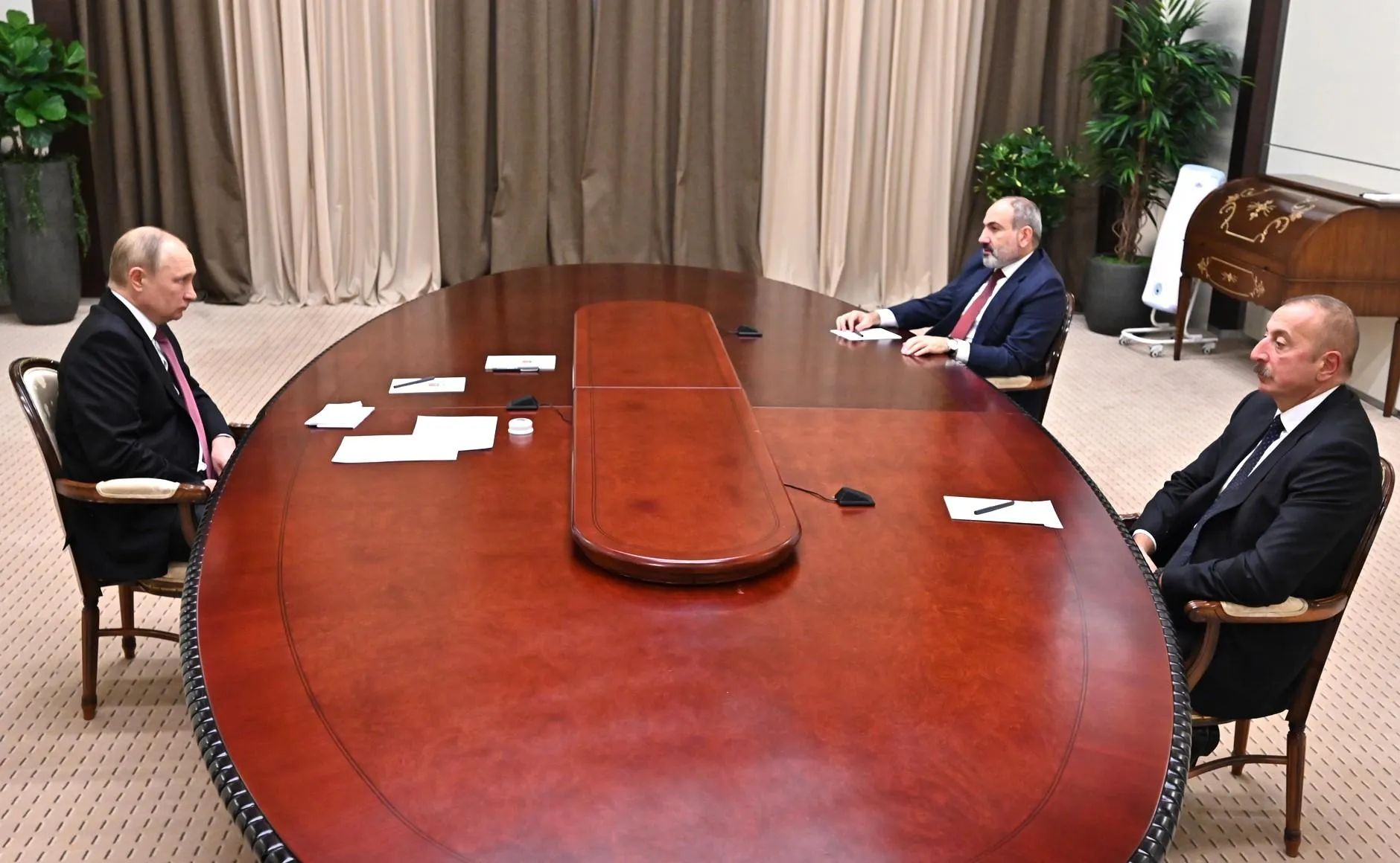 Владимир Путин на встрече с Пашиняном и Алиевым, 2021 год. Kremlin Pool