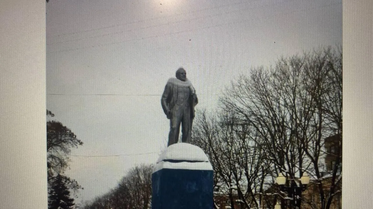 В Балашихе памятник Ленину сделал случайный косплей на Остапа Бендера