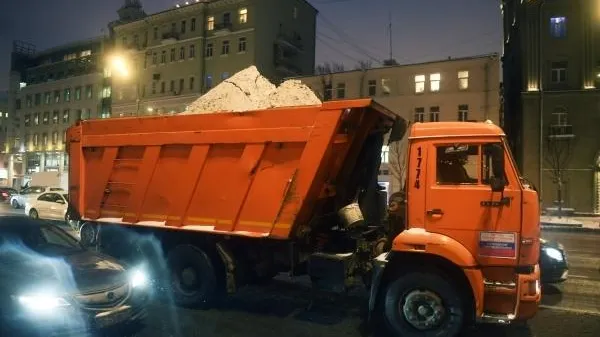 Грузовик с песком перевернулся в Москве