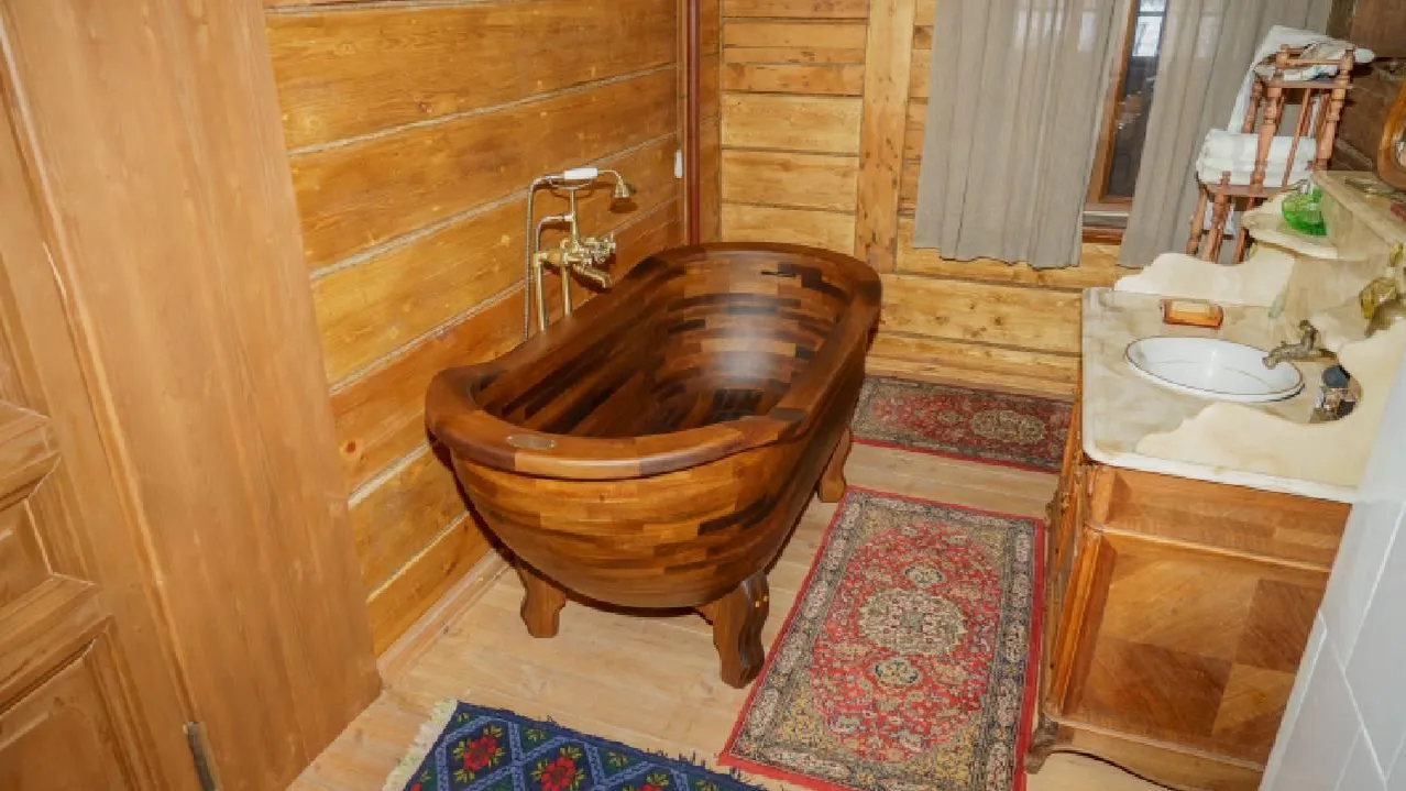 Житель Ленобласти устраивает джакузи из пива и ходит по улицам с топором