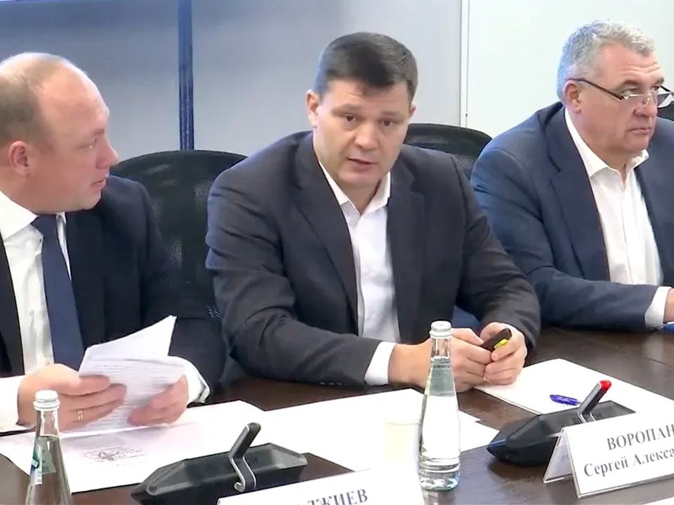 Кадр трансляции заседания Комитета по строительной политике, энергетике и жилищно-коммунальному хозяйству