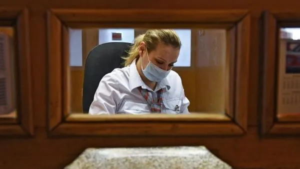 Более 50 тысяч медицинских масок выдали кассирам и контролерам ЦППК