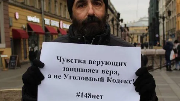 В Питере епископ вышел на митинг против наказания за оскорбление чувств верующих