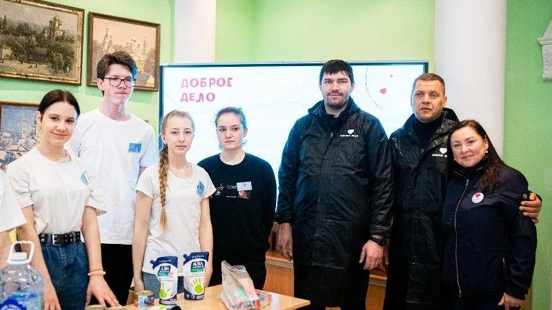 Тихон Фирсов посетил центр приема гуманитарной помощи в гимназии «Логос» в Дмитрове